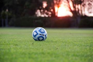 C罗41岁仍踢世界杯，秘密：每天睡5次，零下200度“冷冻”！（配图示意）